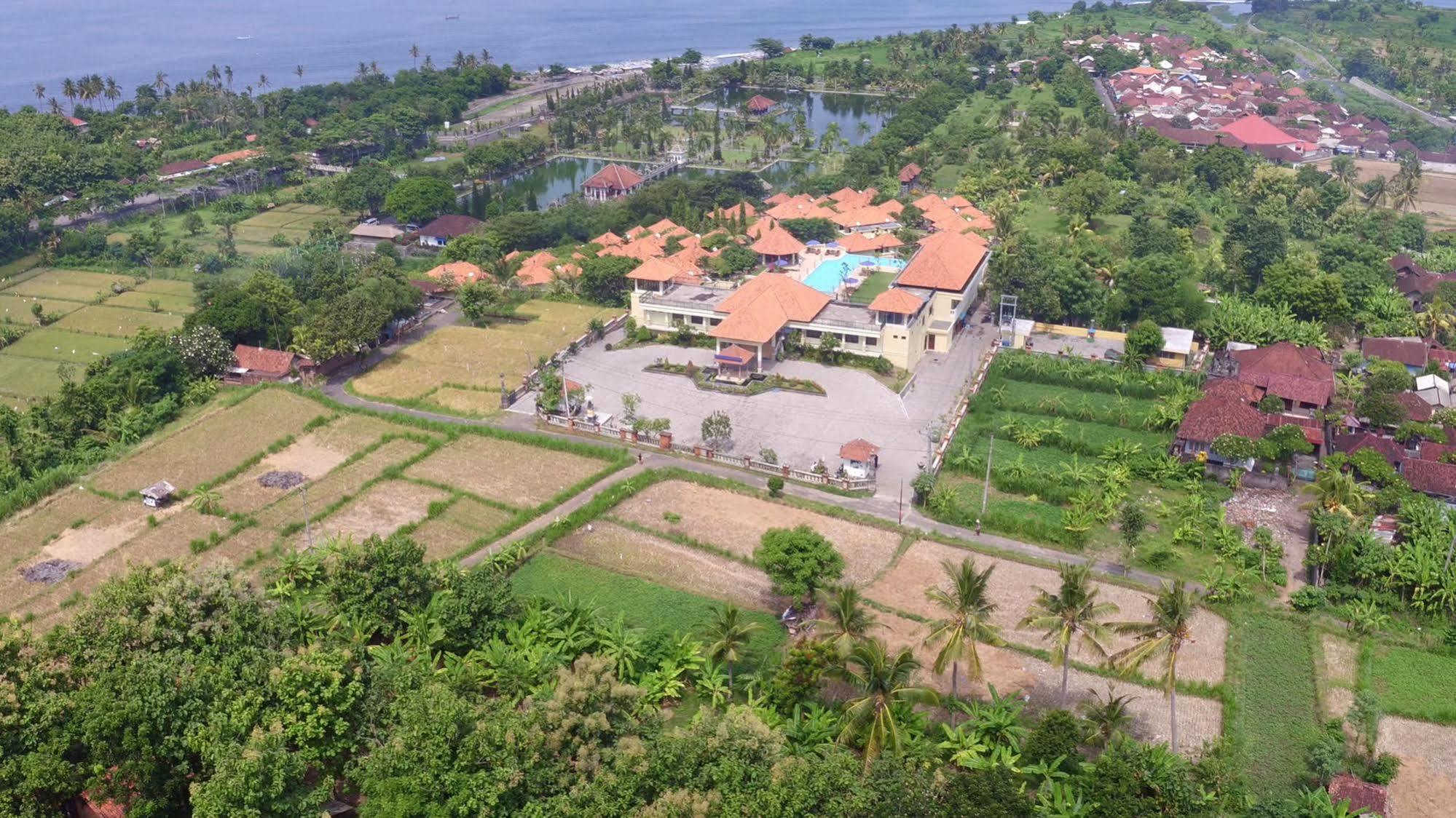 Taman Ujung Resort And Spa Jasri Exterior foto