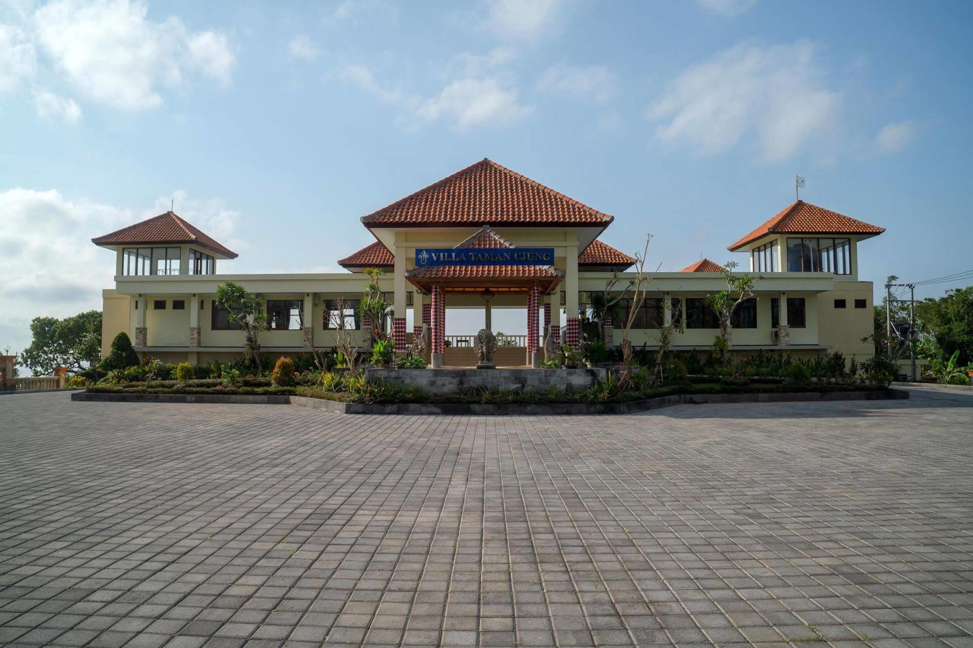 Taman Ujung Resort And Spa Jasri Exterior foto