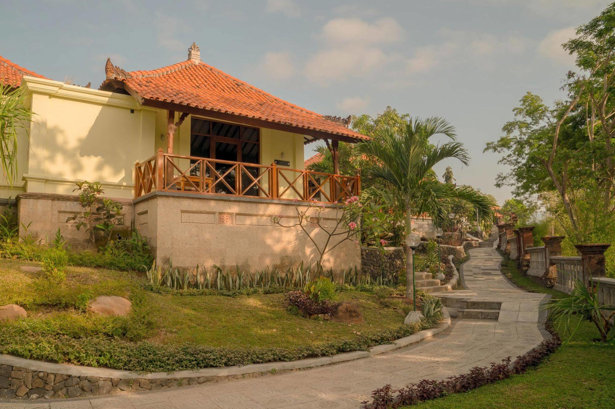 Taman Ujung Resort And Spa Jasri Exterior foto